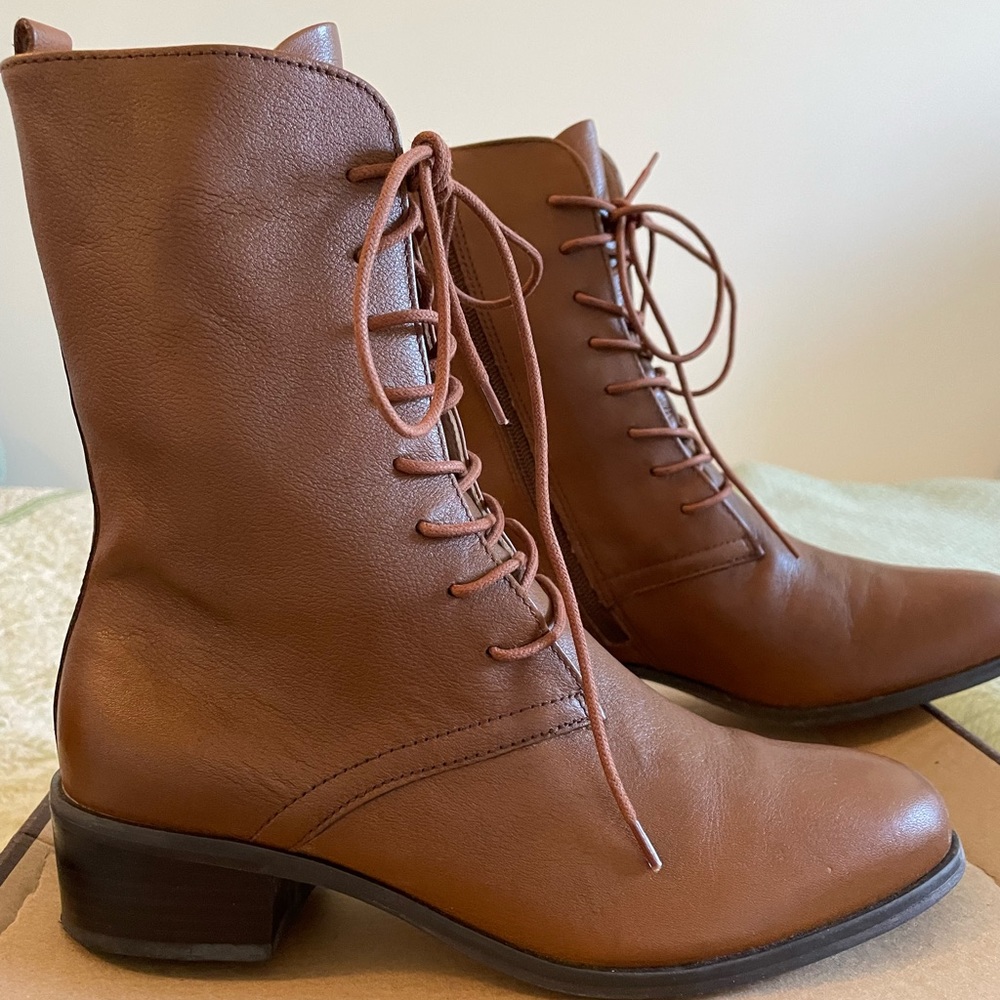 Lace up boots. Like new. Size 6.5M. Color tobacco. Made in Brazil.